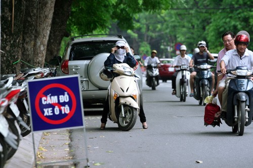 Mặc dù có biển cấm đỗ, nhưng nhiều xe ô tô vẫn đỗ chình ình trên phố Nguyễn Du.